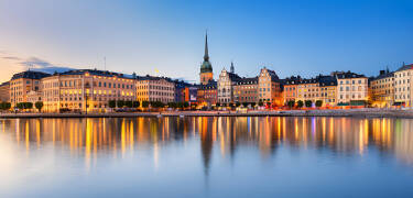 Stockholm ist nur dreißig Kilometer entfernt und bietet Kultur, Shopping und lebhaftes Stadtleben.