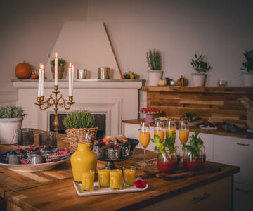 Genießen Sie frisch zubereitete nordische Gerichte mit Panoramablick im hoteleigenen Restaurant.