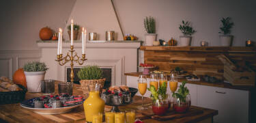 Njut av nylagade nordiska rätter med panoramautsikt över havet i restaurangen.