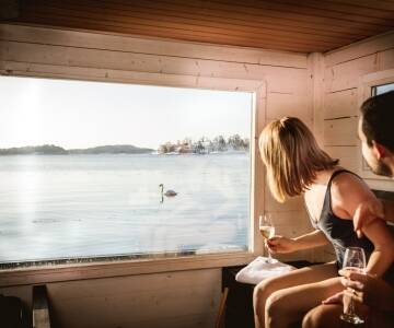 Slapp av med velvære som inkluderer sjøbadstue, utendørs boblebad, innendørs basseng og treningsrom.