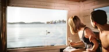 Slapp av med velvære som inkluderer sjøbadstue, utendørs boblebad, innendørs basseng og treningsrom.