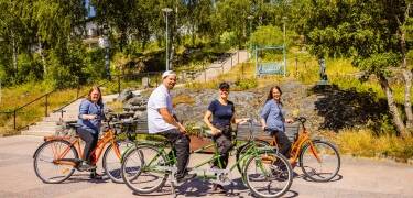 Tag på vandre- og cykeltur ad de smukke stier i skærgårdslandskabet lige i nærheden.
