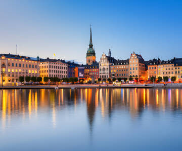 Stockholm, bara tre mil bort, erbjuder kultur, shopping och ett pulserande stadsliv.