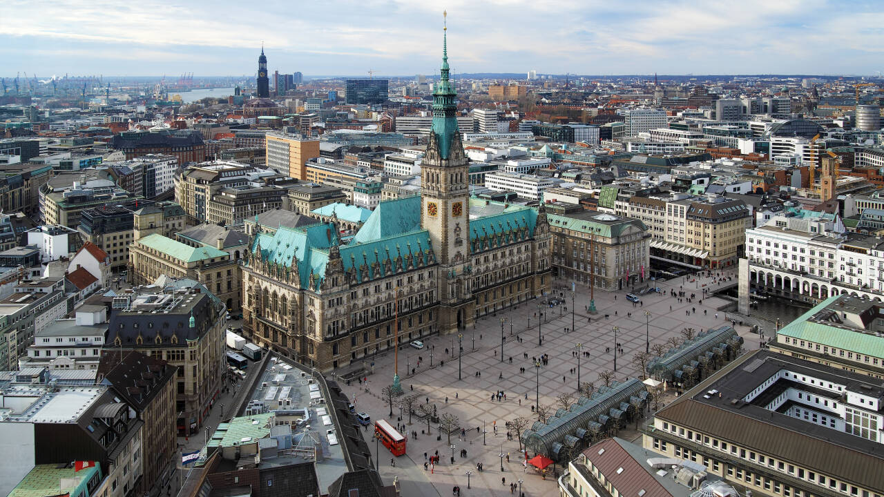 Tag S-Bahn S21 direkte til Hamburg Hauptbahnhof på ca. nitten minutter for nem adgang til byen.