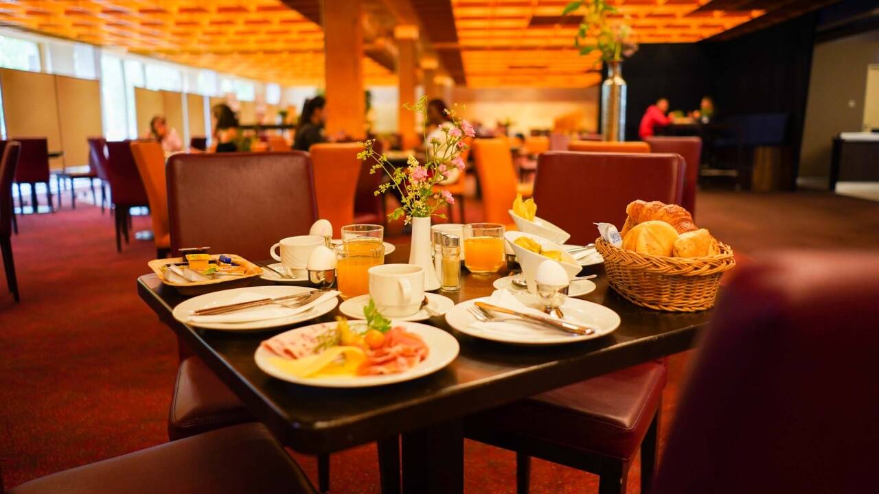 Starten Sie den Tag mit einem italienischen Frühstück und genießen Sie Snacks im hauseigenen Restaurant.