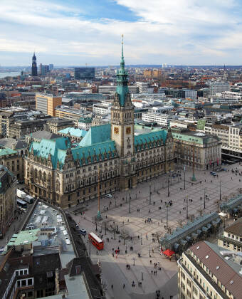 Ta S-Bahn S21 direkte til Hamburg Hauptbahnhof på ca. nitten minutter for enkel tilgang til sentrum.