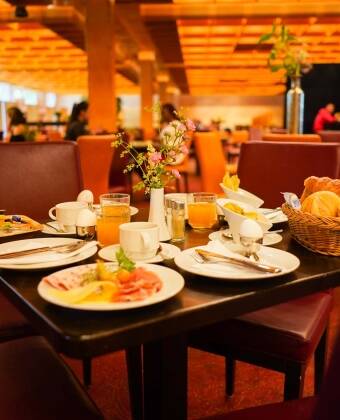 Börja dagen med en italiensk frukost och njut av snacks på hotellets restaurang.