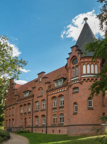 Upptäck Bergedorfs gamla stadsdel och slottspark, och utforska Hamburgs höjdpunkter som BallinStadt Emigrationsmuseum.