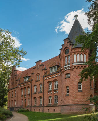 Oppdag Bergedorfs gamleby og slottspark, og utforsk Hamburg-høydepunkter som BallinStadt Utvandrermuseum.