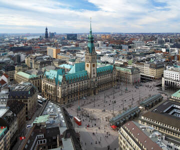 Ta S-Bahn S21 direkt till Hamburg Hauptbahnhof på cirka nitton minuter och nå stadskärnan smidigt.
