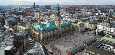 Ta S-Bahn S21 direkte til Hamburg Hauptbahnhof på ca. nitten minutter for enkel tilgang til sentrum.