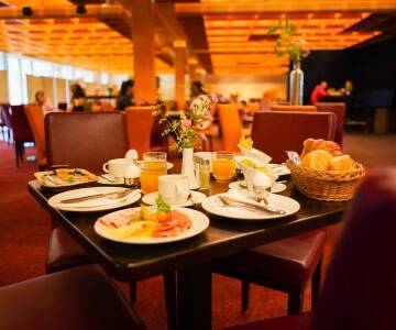 Start dagen med en italiensk morgenmad og nyd snacks i hotellets restaurant.