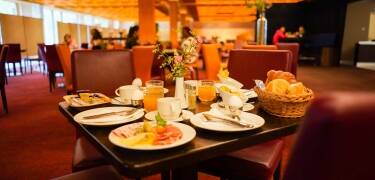 Börja dagen med en italiensk frukost och njut av snacks på hotellets restaurang.