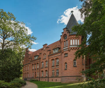 Oplev Bergedorfs gamle bydel og slotspark, og udforsk Hamborgs højdepunkter som BallinStadt Emigrationsmuseum.