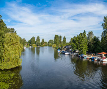 Gå en tur langs Bille-floden i Hamborg og nyd de rolige omgivelser ved vandet.