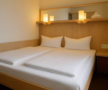 Moderne Zimmer bieten eine komfortable und praktische Basis für Ihren Aufenthalt.