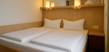 Moderne Zimmer bieten eine komfortable und praktische Basis für Ihren Aufenthalt.