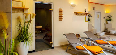 Ein Wellnessbereich mit Sauna und Ruheraum bietet den perfekten Ort zum Abschalten.