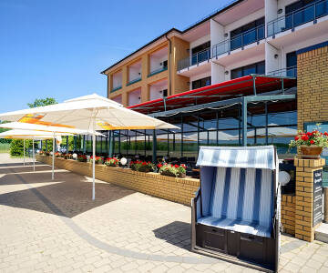 Tillbringa soliga dagar på stranden vid sjön.