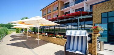 Tillbringa soliga dagar på stranden vid sjön.