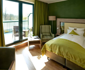 Die Zimmer sind geräumig, komfortabel und viele bieten Balkone sowie Seeblick.