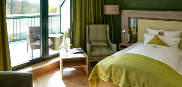 Die Zimmer sind geräumig, komfortabel und viele bieten Balkone sowie Seeblick.