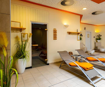 Ein Wellnessbereich mit Sauna und Ruheraum bietet den perfekten Ort zum Abschalten.