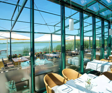 Genießen Sie gutes Essen mit Ausblick – ob auf der Terrasse oder im gemütlichen Wintergarten.