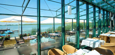 Genießen Sie gutes Essen mit Ausblick – ob auf der Terrasse oder im gemütlichen Wintergarten.