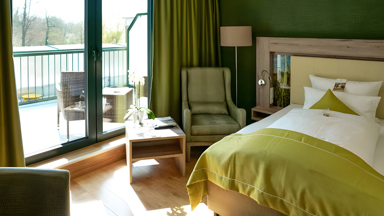 Værelserne er rummelige, komfortable og mange har balkon samt udsigt til søen.