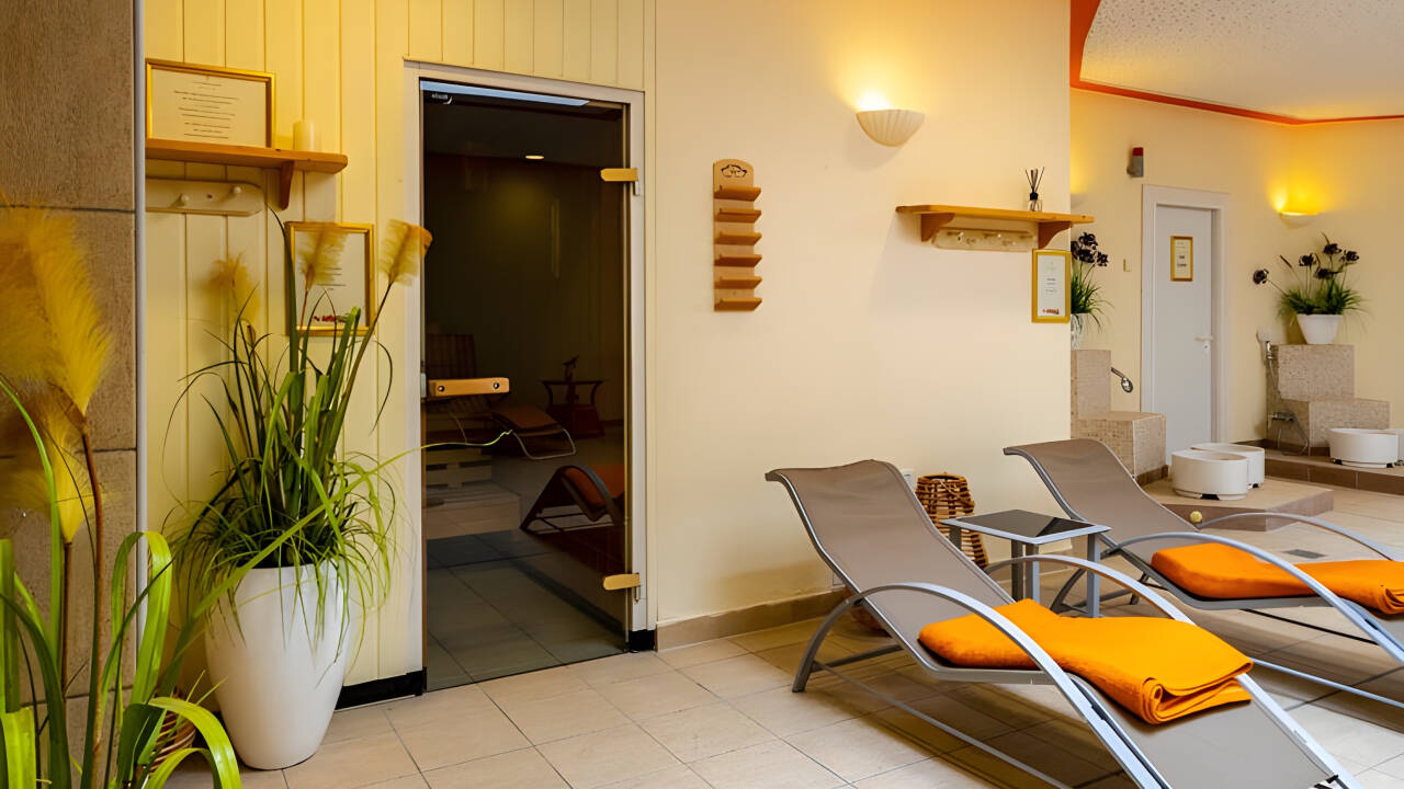 Ein Wellnessbereich mit Sauna und Ruheraum bietet den perfekten Ort zum Abschalten.