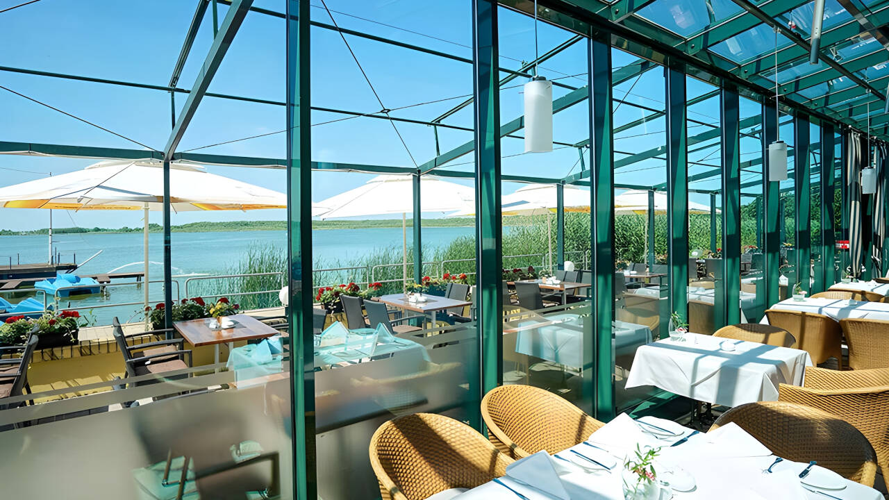 Genießen Sie gutes Essen mit Ausblick – ob auf der Terrasse oder im gemütlichen Wintergarten.