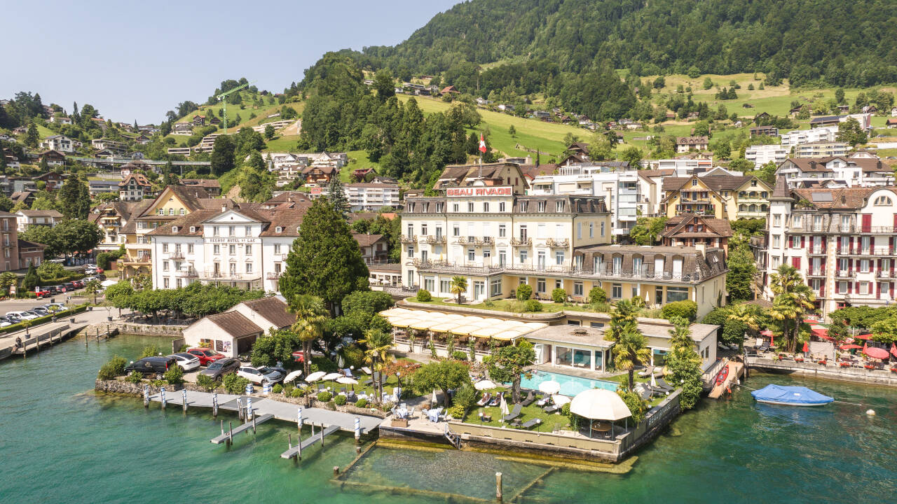 Hotel Beau Rivage har en uslåelig beliggenhet ved Luzern-sjøen.
