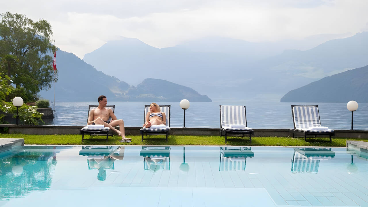 Sommernachmittage verbringt man am besten am Pool, mit Blick auf den Garten und den See.