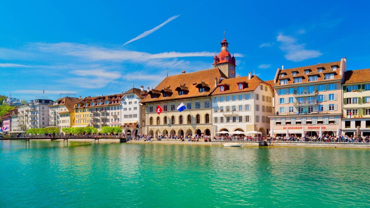 Steigen Sie in ein Boot oder machen Sie eine kurze Fahrt, um das schöne Luzern zu erkunden.