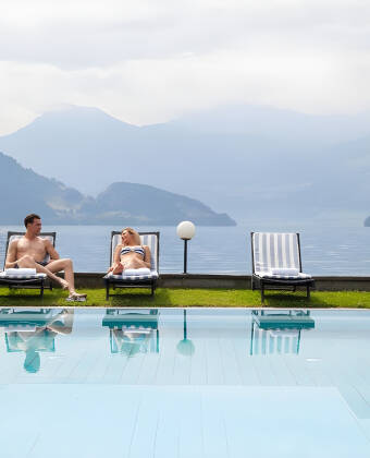 Sommernachmittage verbringt man am besten am Pool, mit Blick auf den Garten und den See.