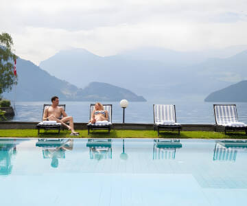Sommernachmittage verbringt man am besten am Pool, mit Blick auf den Garten und den See.
