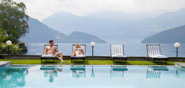 Sommernachmittage verbringt man am besten am Pool, mit Blick auf den Garten und den See.