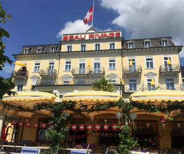 Hotellet kombinerar charmen från en klassisk byggnad vid sjön från tidigt 1900-tal med moderna, bekväma rum.