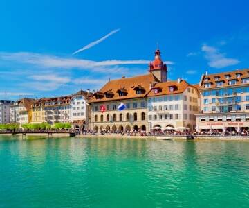 Ta en båttur eller en kort kjøretur for å utforske vakre Luzern.