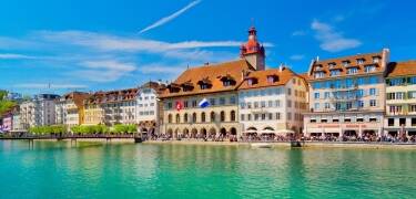 Steigen Sie in ein Boot oder machen Sie eine kurze Fahrt, um das schöne Luzern zu erkunden.