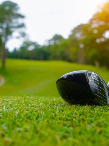 Spela golf på närliggande Holstebro golfbana, omgiven av vacker natur och fina faciliteter.