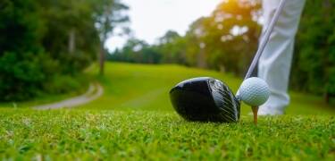 Spill golf på Holstebro golfbane like ved, omgitt av vakker og fredelig natur.