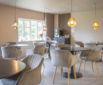 Börja dagen med en god frukost som serveras i en varm och inbjudande miljö.