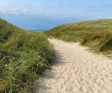 Hotellet ligger tæt på Vesterhavets sandstrande og smukke klitlandskaber.