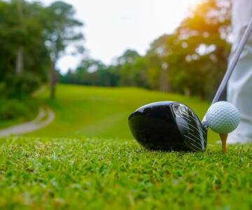 Spela golf på närliggande Holstebro golfbana, omgiven av vacker natur och fina faciliteter.