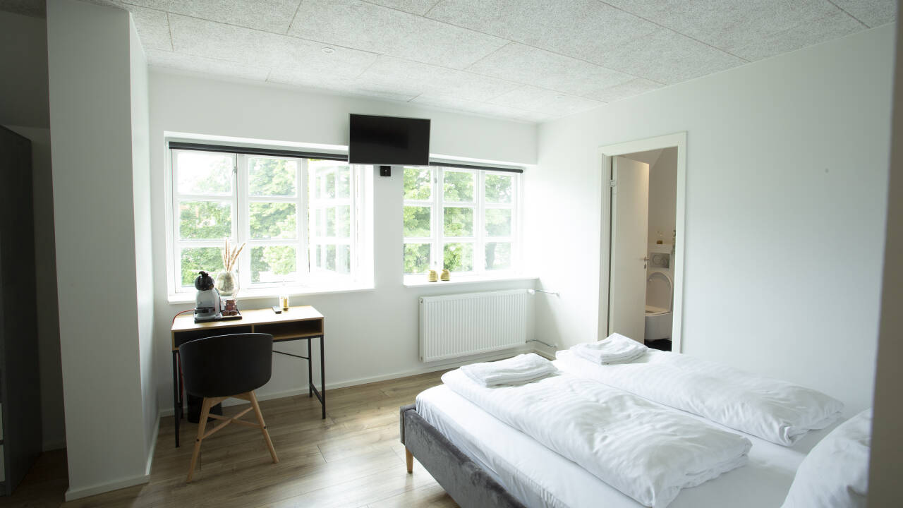 Lyse, veludstyrede værelser har alt, du behøver for et afslappende ophold.