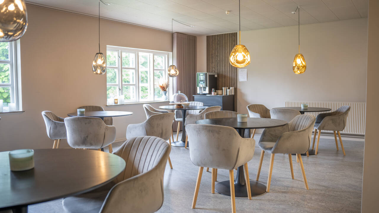 Börja dagen med en god frukost som serveras i en varm och inbjudande miljö.