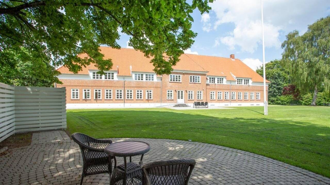 Hotellet har en vacker stor trädgård med många terrasser och lummig grönska runtomkring.