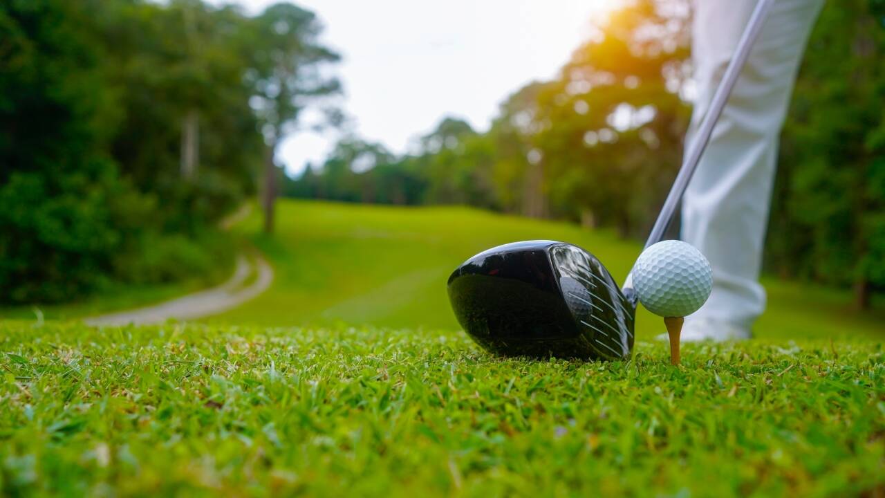 Spill golf på Holstebro golfbane like ved, omgitt av vakker og fredelig natur.